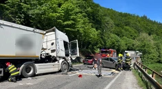 FOTO: Vážna nehoda za Kraľovanmi. Kamión sa zrazil s tromi autami