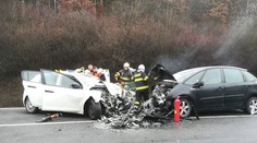 Vážna nehoda pri Veľkom Šariši. Po čelnej zrážke museli z auta vystrihovať zraneného vodiča