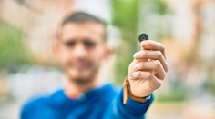 Dvanásťhodinový experiment odhalil pravdu. Ktorá strana mince padá častejšie?