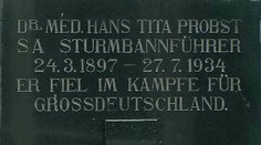 Rakúšan mal na náhrobnom kameni hákový kríž. Musel ho zakryť