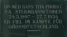 Rakúšan mal na náhrobnom kameni hákový kríž. Musel ho zakryť