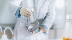 Mikroplasty sú všade. Do tela ich dostávame z úplne bežných činností