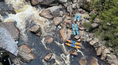 VIDEO: Splav rozbúrenej rieky sa zmenil na nočnú moru. Turistovi museli amputovať nohu priamo medzi perejami