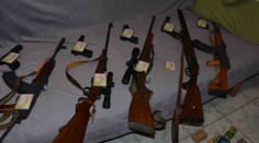 Na Silvestra strieľal samopalom v dave ľudí: Muža v Seredi už zadržali