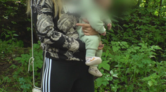 Brutálny útok pri detskom tábore. Trojica vraj zdrogovaných mladíkov napadla ženu, ktorá mala v nosiči bábätko