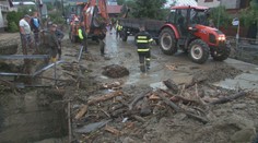 Vybrežená voda zo Šarišského potoka zaplavila domy aj pozemky