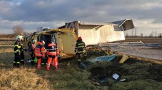 Vodič kamióna nezvládol riadenie a prevrátil sa. Nehodu neprežil