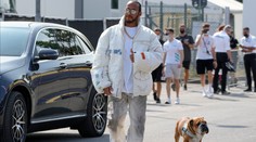 Lewis Hamilton musel zmeniť plány. Jeho pes Roscoe, ktorý ho často sprevádza, upadol do kómy
