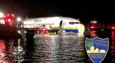 FOTO: Boeing 737 minul na Floride pristávaciu dráhu a skončil v rieke. Na palube bolo 143 ľudí