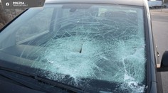 FOTO: Kus ľadu zranil ženu v aute. Vodičom hrozia za túto chybu mastné pokuty