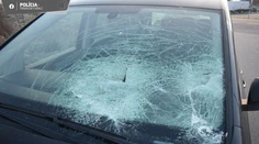 FOTO: Kus ľadu zranil ženu v aute. Vodičom hrozia za túto chybu mastné pokuty