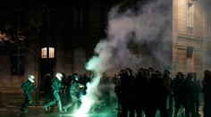 Polícia v Paríži použila proti výtržníkom slzotvorný plyn