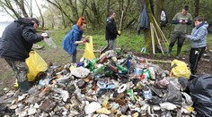 Plné ruky práce. Dobrovoľníci vytiahli zo Zemplínskej šíravy viac ako dve stovky vriec odpadu