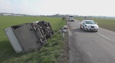 Vážna dopravná nehoda: Zroloval tri osobné autá a čelne sa zrazil s kamiónom