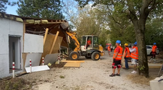 Na bratislavských Zlatých pieskoch zbúrali čiernu stavbu známej missky