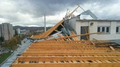 Silný vietor pustošil Slovensko: Nešli vlaky, padali strechy a stromy, ľudia boli bez elektriny