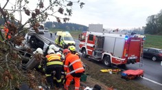 Európou sa ženie silný víchor. V Česku už prevracia autá, láme stromy a hlásia aj zranených