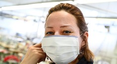 Ako nosiť rúško: Ak to nerobíte správne, namiesto ochrany je z neho zdroj nákazy