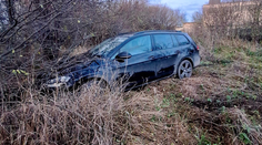 Policajná naháňačka pri Nitre. Muž najprv prerazil železné rampy, potom vyskočil z auta a dal sa na útek