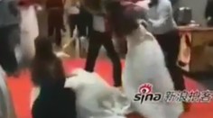 Nevesta poriadne vyfasovala. Na svadbe ju zmlátila ženíchová tehotná "ex"