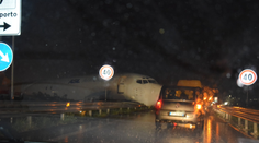 Dramatické zábery. Lietadlo nezvládlo pristátie, skončilo na rušnej ceste