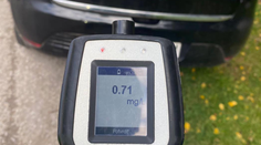 Opitý vodič jazdil pred základnou školou, ďalší po fľaši borovičky narazil do rampy