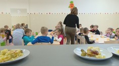Pozreli sme sa na stravovanie v školských jedálňach. Čo by deti mali jesť a piť?