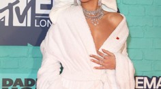 Takto sa na červenom koberci ešte nikto neobjavil. Veď sa zabudla obliecť