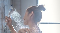 Máte radi horúcu vodu? Kde nechávate holiaci strojček? Zistite, ktoré sprchovacie návyky škodia