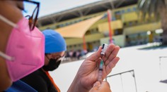 Prečo sa jedna z krajín, ktorá vedie v počte zaočkovaných, vracia k lockdownu? Neurobme tú istú chybu