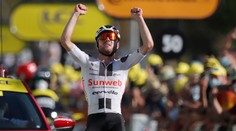 Hirschi po heroickom výkone triumfoval v najdlhšej etape Tour, Sagan znížil stratu na Bennetta