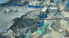 VIDEO: Zem takmer pohltila robotníkov. Kamera zachytila, ako sa v centre Šanghaja vytvorilo obrovské prepadlisko