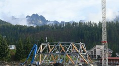 FOTKY: Na Štrbskom plese už stavajú mohutnú vyhliadkovú vežu. Tisíce ľudí boli proti tomu