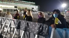 Čakali dlhé hodiny, aby ho videli zblízka. Veriaci už v noci zapĺňali areál pred halou v Prešove