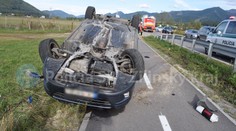 Vážna nehoda pri Varíne: Auto sa prevrátilo na cyklochodník, kde zrazilo otca s chlapcom (3) v cyklosesedačke