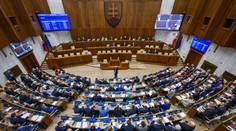 Hádka v parlamente o druhom pilieri. Vláda tlačila na skrátené legislatívne konanie, opozícia bola proti