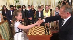 Školáčka Lucka je majsterkou v šachu. Na partiu vyzvala aj prezidenta
