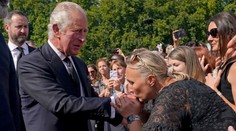 Neskrýval sa a prišiel priamo medzi ľudí. Kráľa Karola III. vítali s nadšením a bozkami