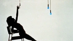 Spomínate si na sexy tanečnicu z Flashdance? V 50 vyzerá výborne