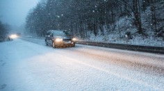 Silné sneženie na Donovaloch. Horský priechod uzavreli pre autá nad 10 metrov