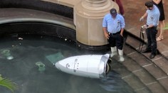 Robot skončil svoju púť veľmi skoro. Utopil sa vo fontáne