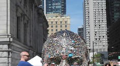 Kanadský umelec vystavil svoju "hlavu" a ľudia na ňu lepia žuvačky