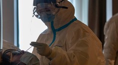 Zatvorte úplne všetko na mesiac, odporúča čínsky virológ