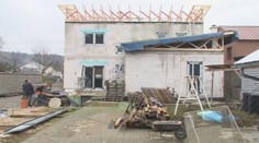 Vysnívaný domov po zemetrasení budujú odznova. Dojemný príbeh slovenskej rodiny so štyrmi deťmi