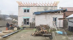 Vysnívaný domov po zemetrasení budujú odznova. Dojemný príbeh slovenskej rodiny so štyrmi deťmi