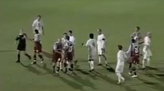 VIDEO: Najsmiešnejších 20 sekúnd v histórii futbalu. Hráči padali ako hnilé hrušky
