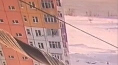 Žena vypadla z 9. poschodia do haldy snehu. Vstala a odišla si zavolať sanitku