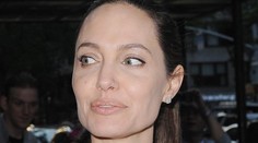 Neuveríte v koho náručí skončila Angelina Jolie po rozchode s Pittom