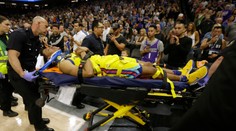 VIDEO: Škaredé zranenie v NBA, hráč po dopade na palubovku reval od bolesti