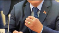 Putin daroval prezidentom krajín SNŠ „prstene moci“. Ako prvý si šperk nasadil jeho najvernejší spojenec